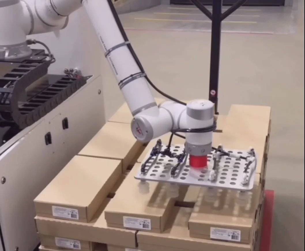 Кобот решает задачи укладки с соблюдением заданных промежутков